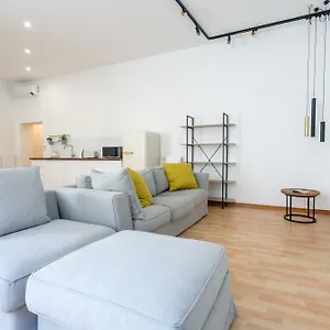 5 Bdrms Apartment
